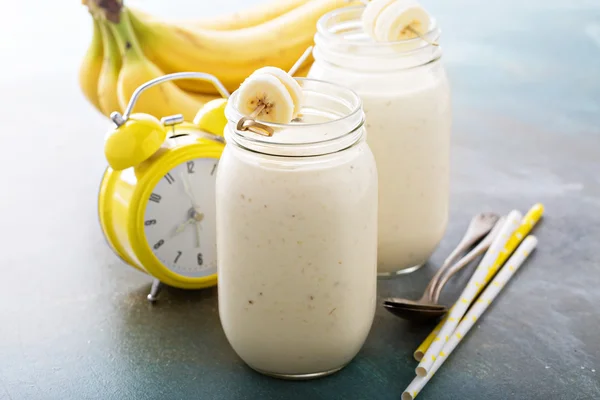 Bananen-Smoothie in Einmachgläsern — Stockfoto