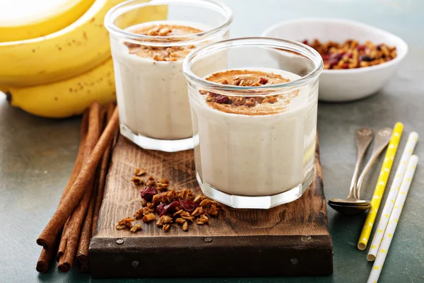 Banana smoothie in mason jars — Stock Photo, Image