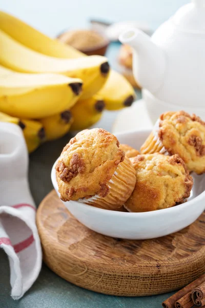 Muffin alla banana su scaffale di raffreddamento — Foto Stock