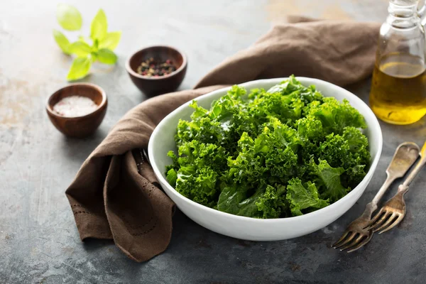 Fresh kale with olive oil, salt and pepper — Stock Photo, Image