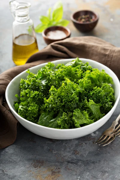 Fresh kale with olive oil, salt and pepper — Stock Photo, Image