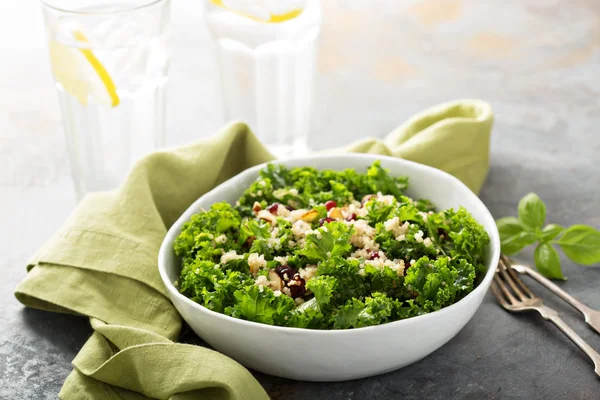 Salada fresca e saudável com couve e quinoa — Fotografia de Stock