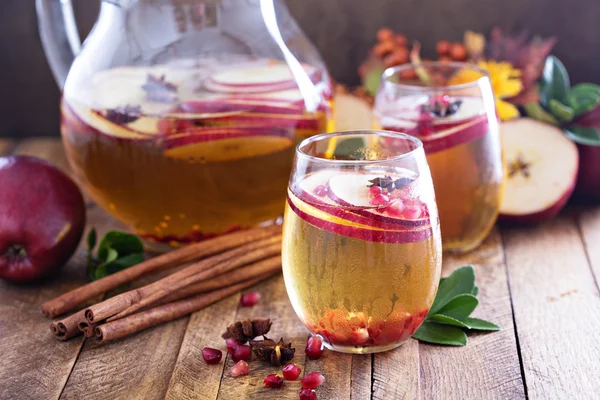 Pád šumivé nápoje s jablečným vínem a granátové jablko — Stock fotografie