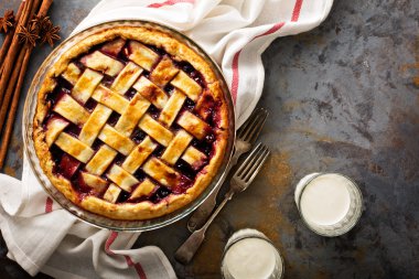 Kafes ile ev yapımı vişneli tart