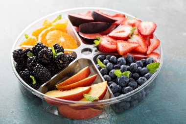 Çeşitli meyve ve çilek bir plaka üzerinde