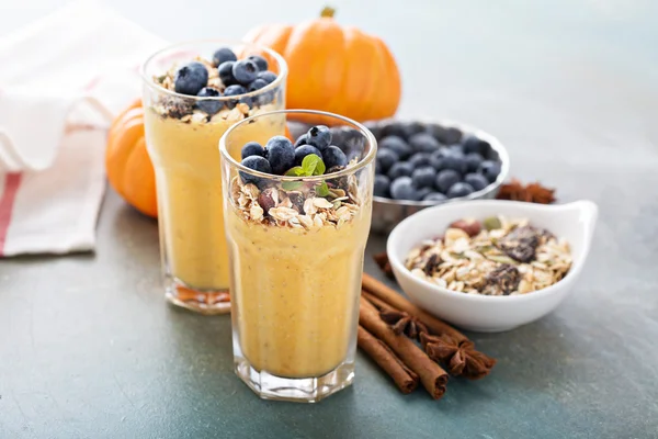 Kürbis-Smoothie mit Haferflocken und Blaubeere — Stockfoto