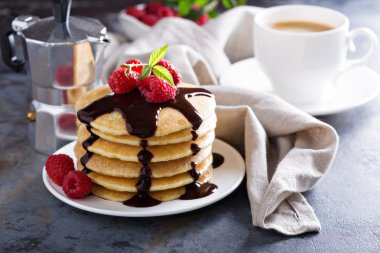 Kabarık ayran krep yığını