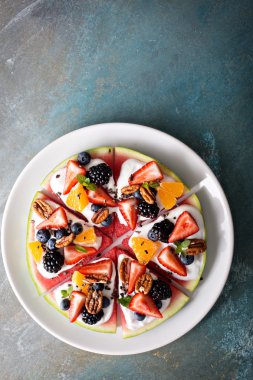 Karpuz pizza meyve ve yoğurt ile