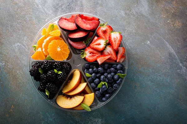 Çeşitli meyve ve çilek bir plaka üzerinde