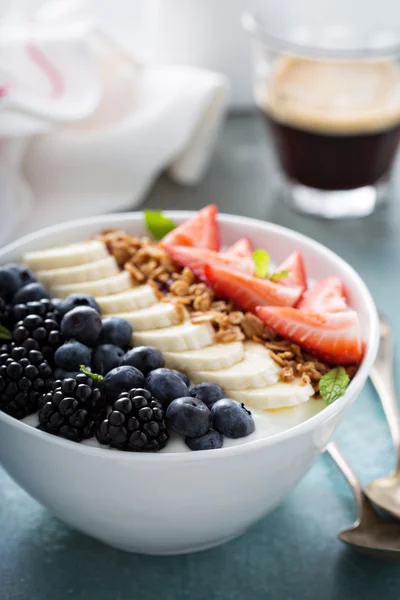 Чаша йогурта с бананом и ягодами — стоковое фото