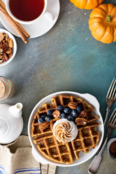 Kürbiswaffeln mit Schlagsahne zum Frühstück — Stockfoto