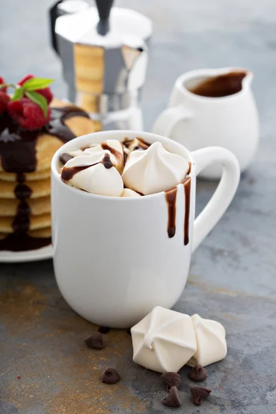 Heiße Schokolade mit Marshmallows und kleinen Baiser — Stockfoto