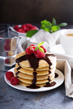 Kabarık ayran krep yığını