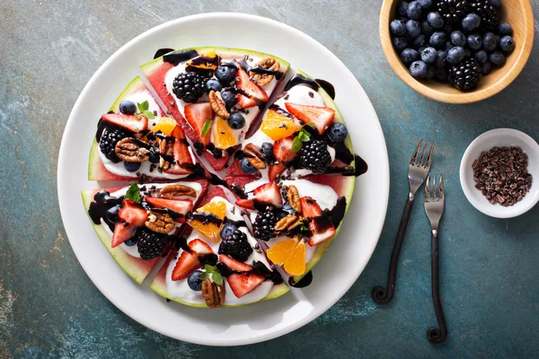 Pizza de melancia com frutas e iogurte — Fotografia de Stock