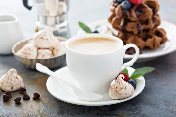 Tasse Kaffee zum Frühstück mit Waffeln — Stockfoto