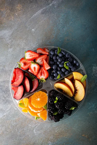 Surtido de frutas y bayas en un plato —  Fotos de Stock