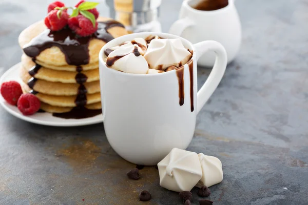 Chocolate quente com marshmallows e pequenos merengues — Fotografia de Stock