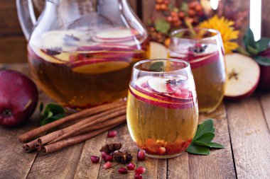 Elma suyu ve nar ile köpüklü içecek düşmek