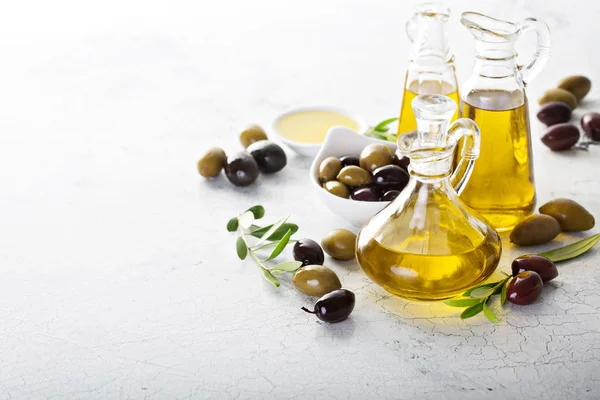 Olivenöl in alten Flaschen — Stockfoto