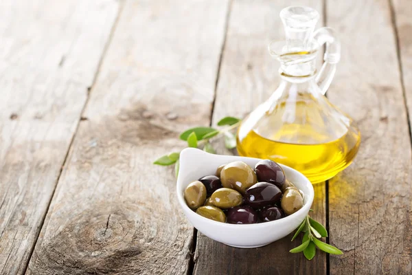 Aceite de oliva en botella vintage —  Fotos de Stock