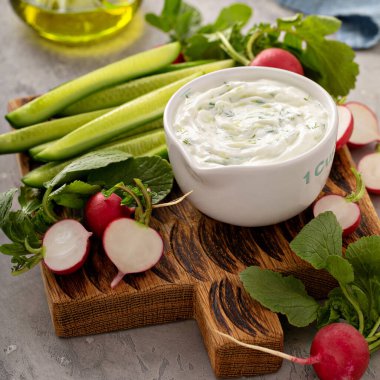 Tzatziki sosu ve taze sebze.