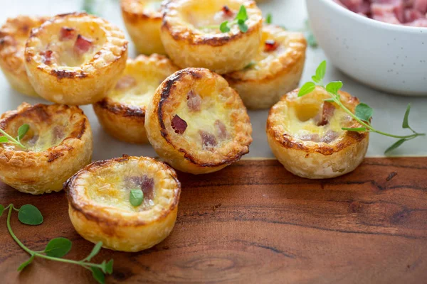 Mini ham en kaas quiches — Stockfoto