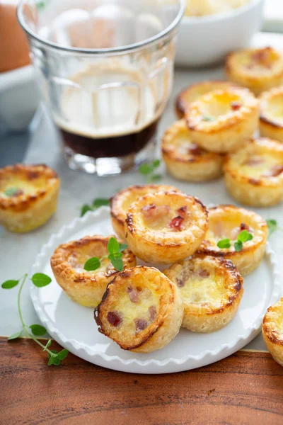 Mini-Quiches mit Schinken und Käse — Stockfoto