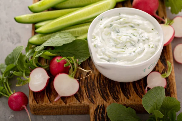 Tzatziki dip or sauce with fresh vegetables — Fotografia de Stock