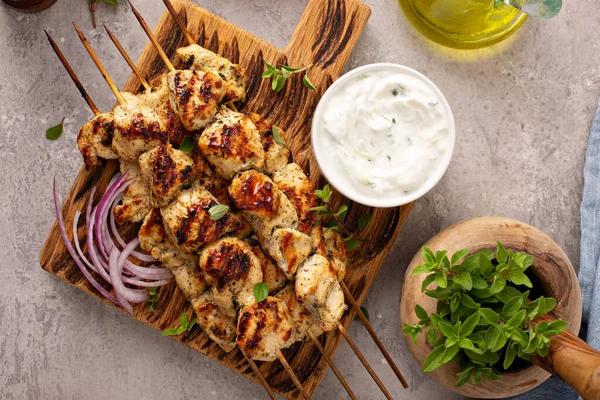Souvlaki di pollo greco con tzatziki — Foto Stock