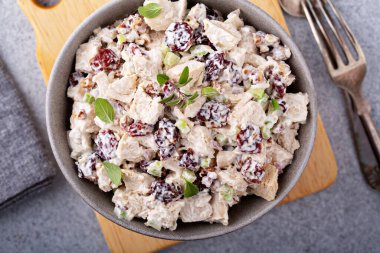 Kurutulmuş kirazlı tavuk salatası.