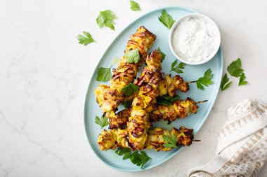 Tzatziki soslu tavuk kebabı.