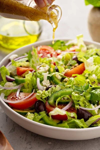 Вегетарианский греческий салат с соусом из винегрета — стоковое фото