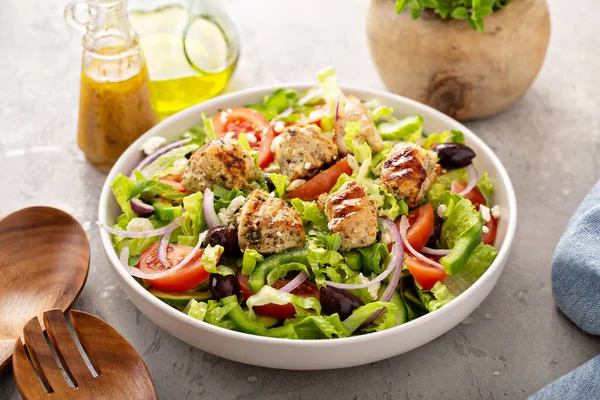 Salada grega com molho de vinagrete de frango grelhado — Fotografia de Stock