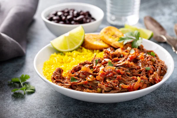 Ropa vieja, bokový steak s rýží — Stock fotografie