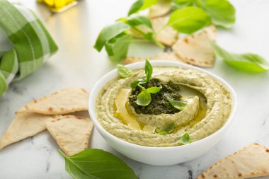 Pesto soslu fesleğen humusu.