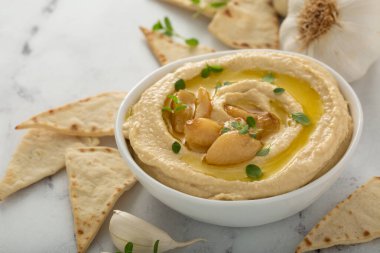 Zeytinyağlı sarımsaklı humus.