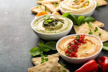 Humus tahtası ve pide.