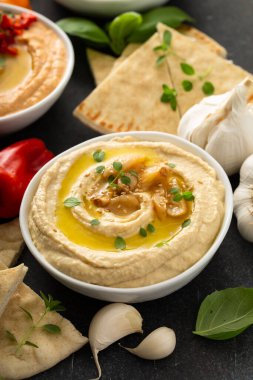 Zeytinyağlı sarımsaklı humus.
