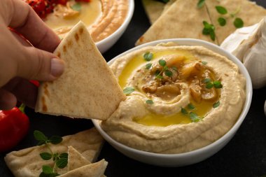 Zeytinyağlı sarımsaklı humus.