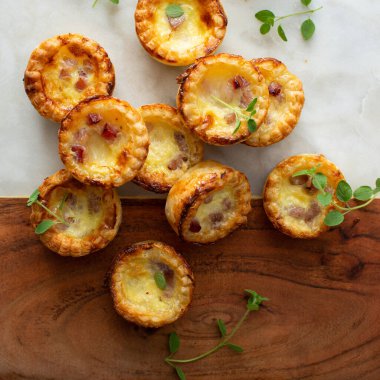 Mini jambon ve peynirli börek.