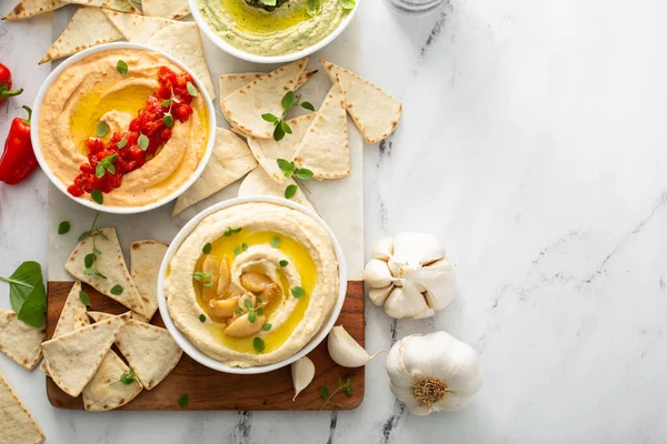 Papan Hummus dengan pita — Stok Foto