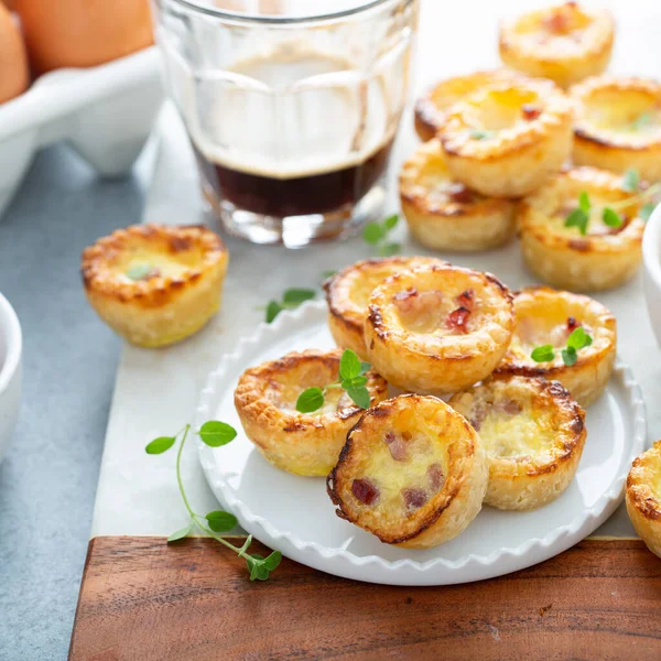 Mini-Quiches mit Schinken und Käse — Stockfoto