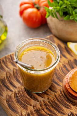 Ev yapımı salata sosu.
