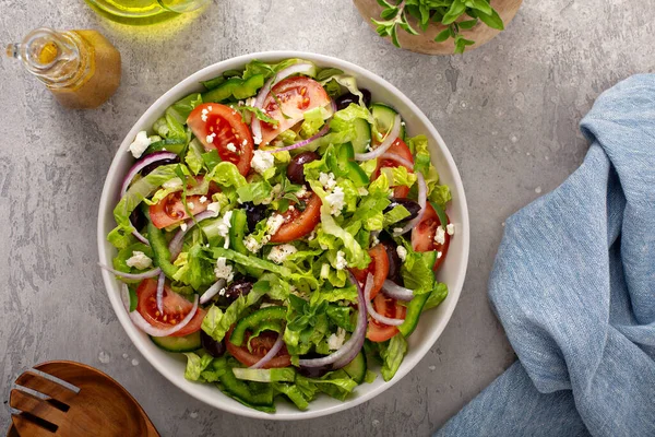 Vegetáriánus görög saláta vinaigrette öntettel — Stock Fotó