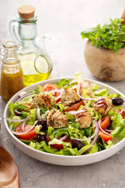 Грецький салат із смаженою вареницею. — стокове фото