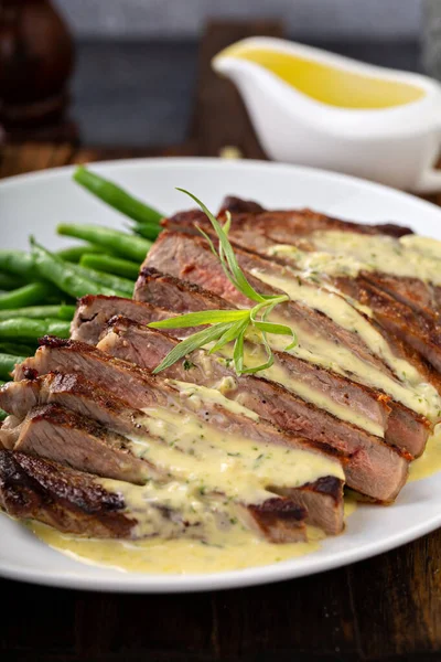 Bife com molho de bearnaise com estragão — Fotografia de Stock