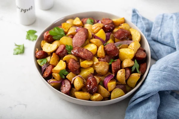 Plato de desayuno tradicional, patatas con salchicha — Foto de Stock