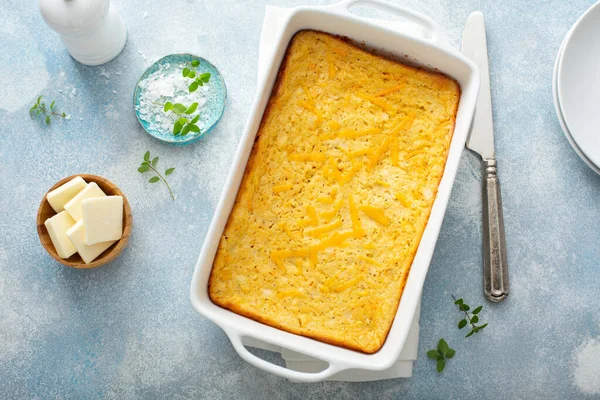 Pão de milho Cheesy recentemente assado em uma panela — Fotografia de Stock