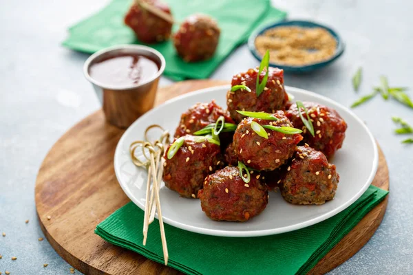 Asiatiska köttbullar aptitretare med söt och sur sås — Stockfoto