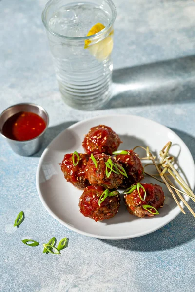 Asiatiska köttbullar aptitretare med söt och sur sås — Stockfoto